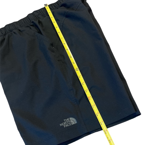 Men’s North Face Shorts - Picture 4 of 5